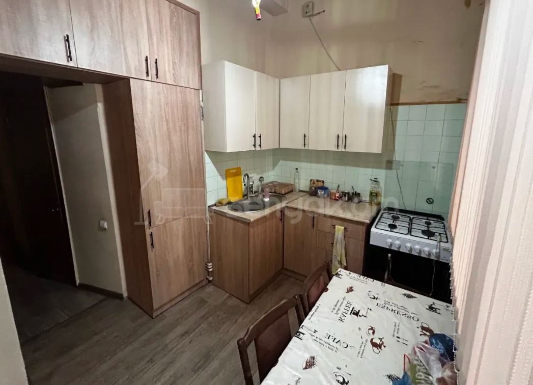 6 Սենյականոց Բնակարան Քարե Շենքում, 127քմ, 2/4 հարկ, Պետական Վիճակում