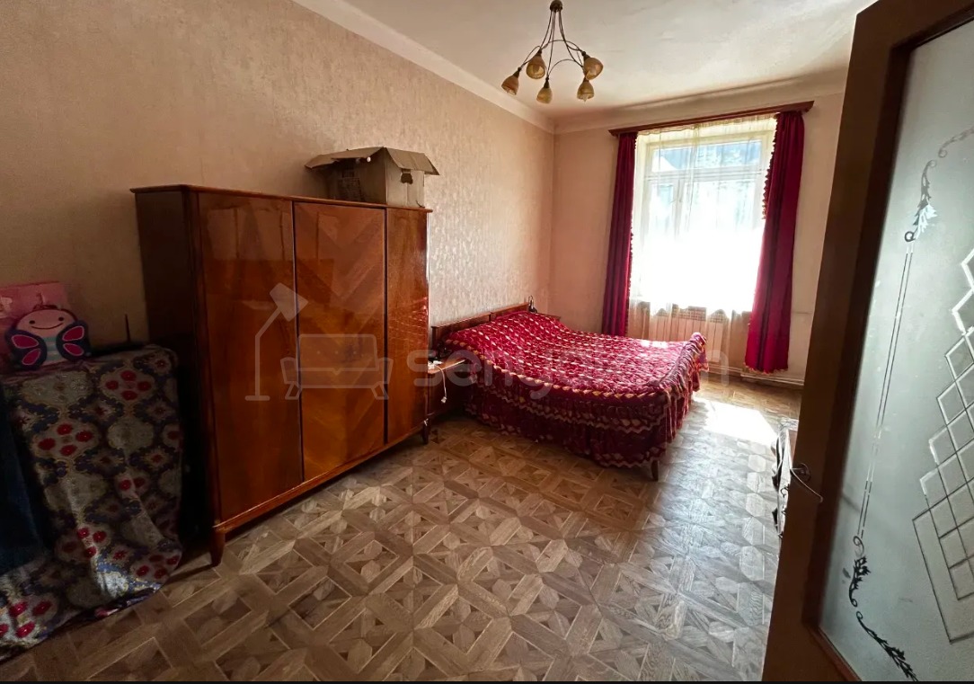 6 Սենյականոց Բնակարան Քարե Շենքում, 127քմ, 2/4 հարկ, Պետական Վիճակում