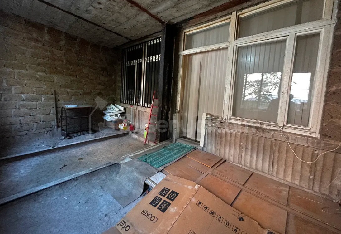 6 Սենյականոց Բնակարան Քարե Շենքում, 127քմ, 2/4 հարկ, Պետական Վիճակում