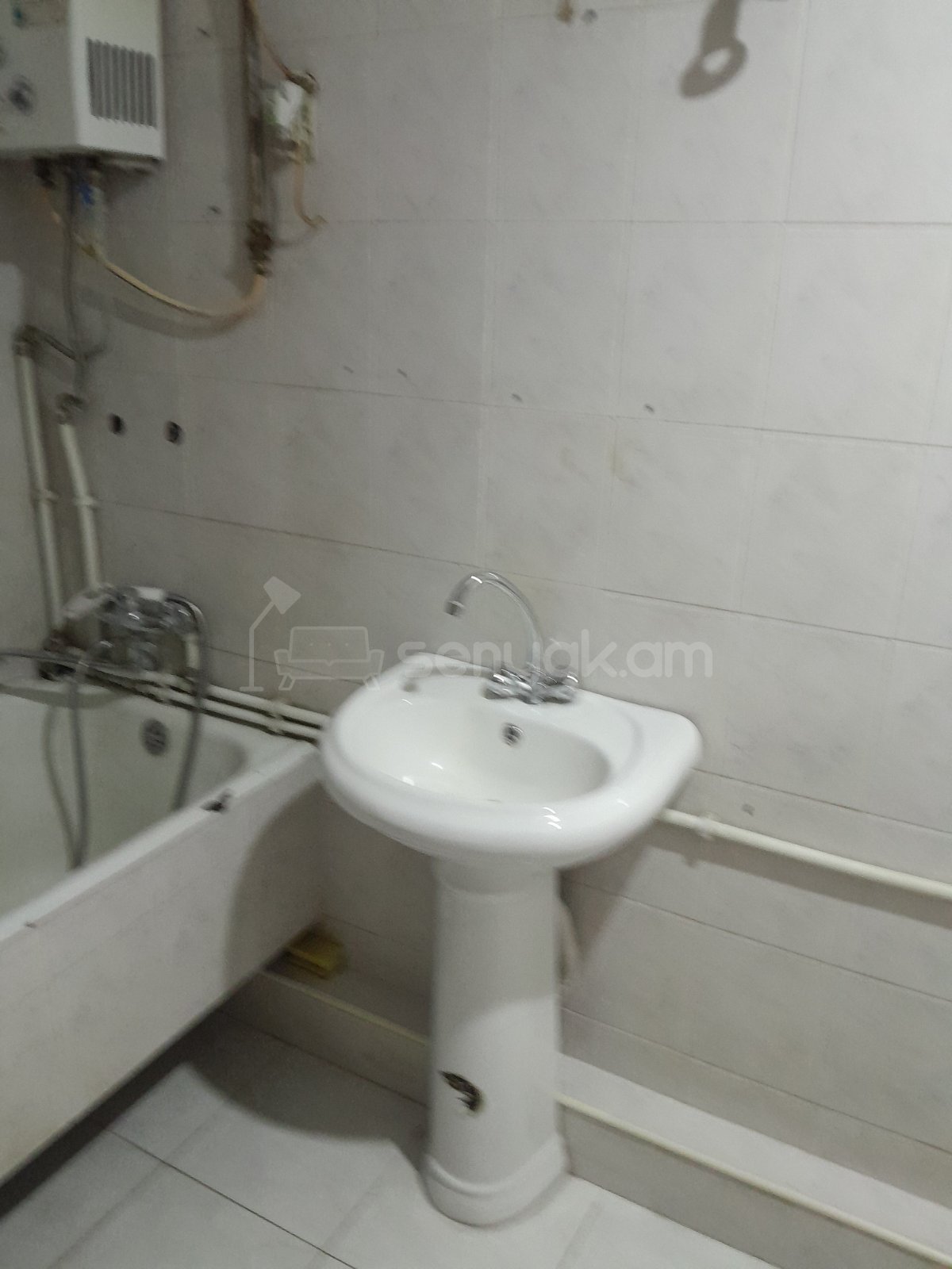 2 Սենյականոց Բնակարան Քարե Շենքում, 60քմ, 5/5 հարկ, Նորմալ Վիճակում, Կահավորված, Արևկող