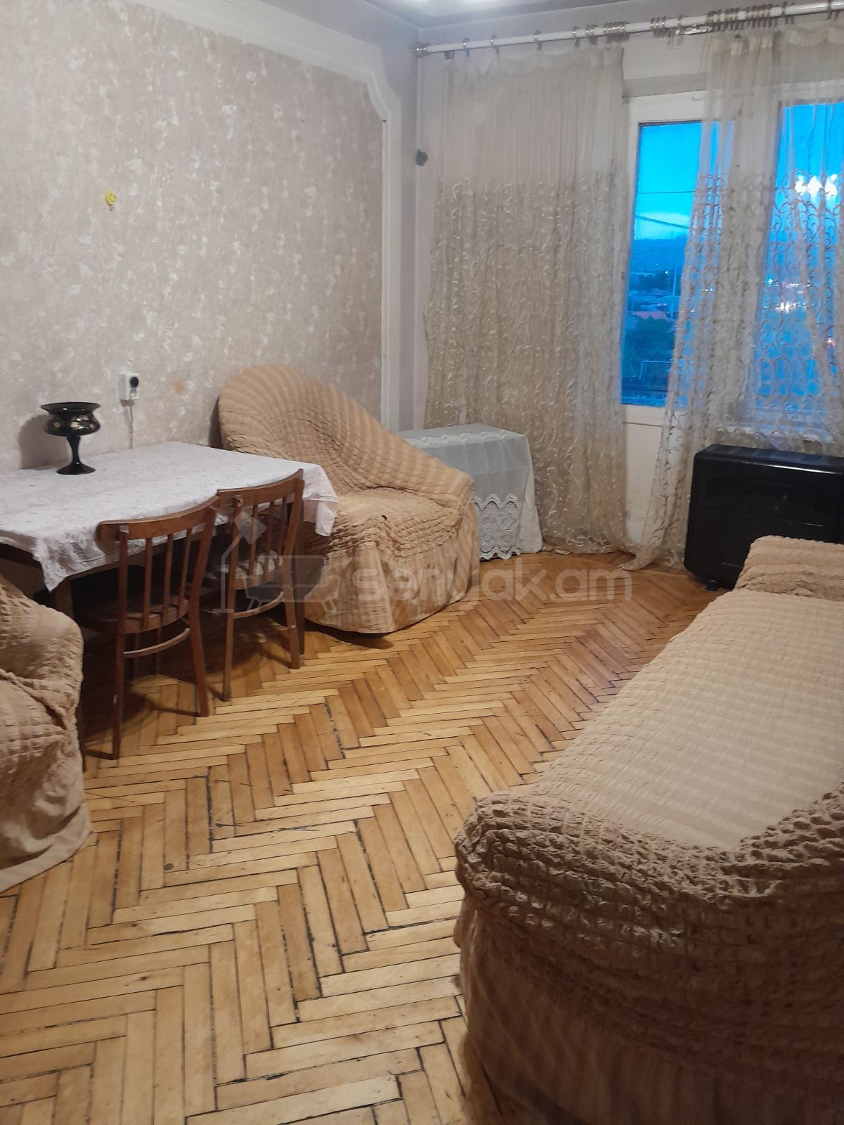 2 Սենյականոց Բնակարան Քարե Շենքում, 60քմ, 5/5 հարկ, Նորմալ Վիճակում, Կահավորված, Արևկող