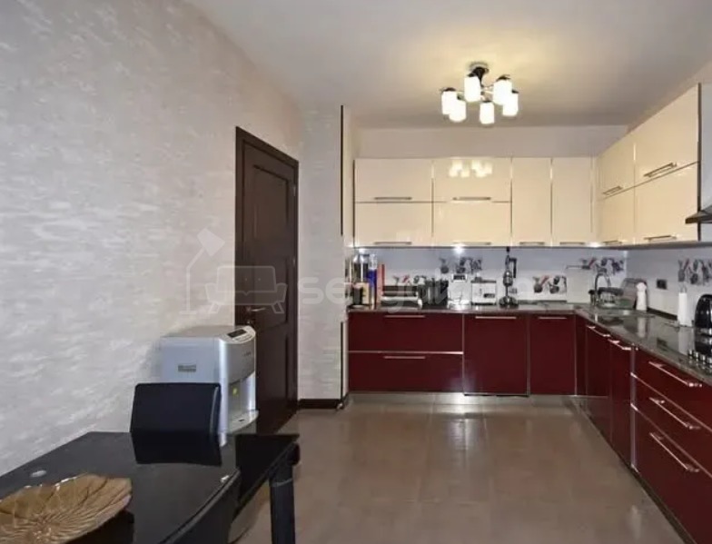 3 Սենյականոց Բնակարան Քարե Շենքում, 140քմ, 2/5 հարկ, Կապիտալ Վերանորոգված