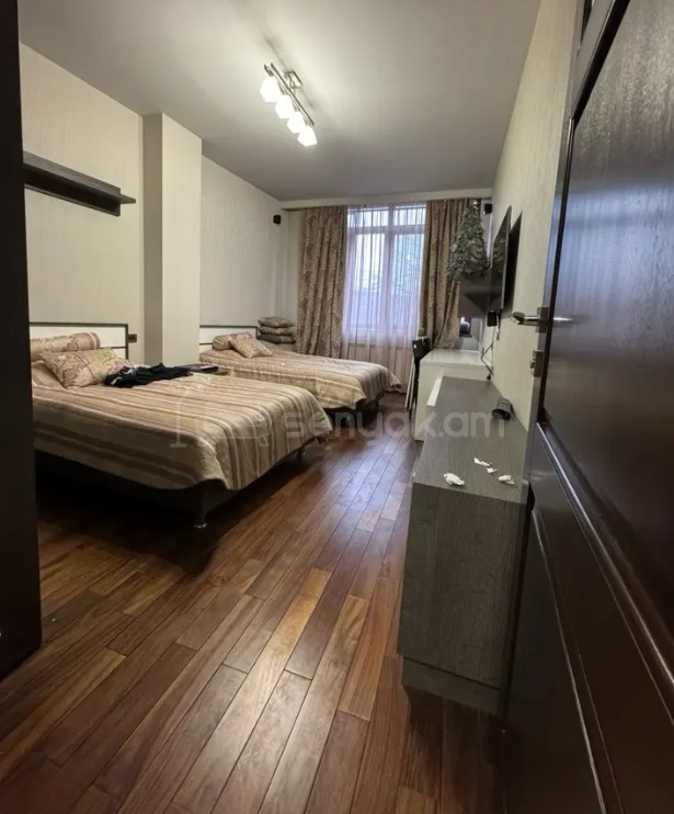 3 Սենյականոց Բնակարան Քարե Շենքում, 140քմ, 2/5 հարկ, Կապիտալ Վերանորոգված