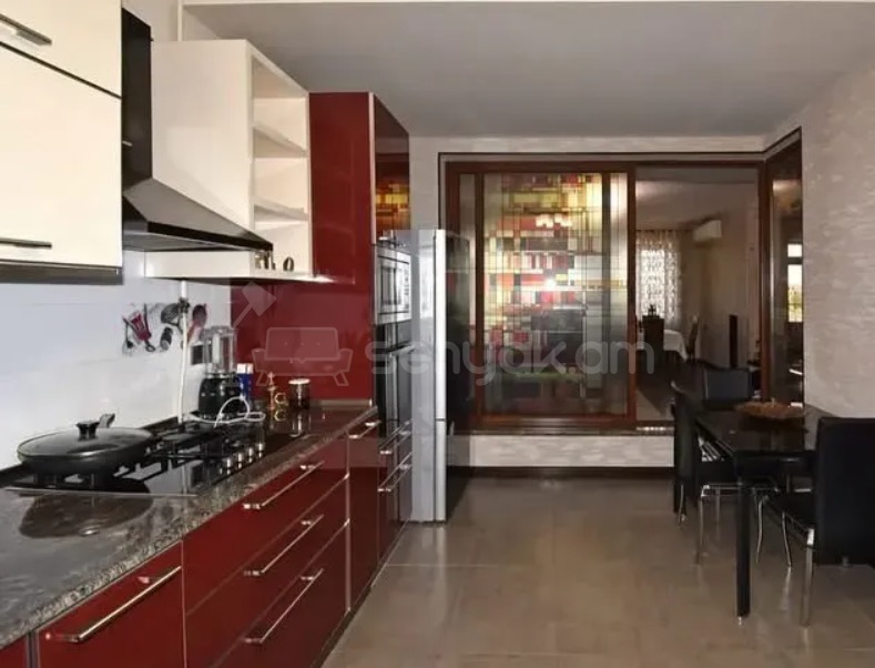 3 Սենյականոց Բնակարան Քարե Շենքում, 140քմ, 2/5 հարկ, Կապիտալ Վերանորոգված