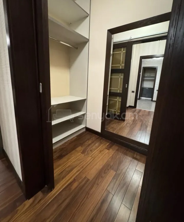 3 Սենյականոց Բնակարան Քարե Շենքում, 140քմ, 2/5 հարկ, Կապիտալ Վերանորոգված