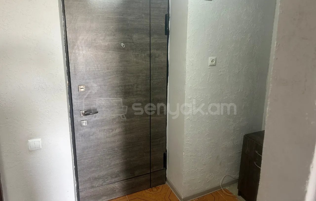 1 Սենյականոց Բնակարան Քարե Շենքում, 40քմ, 3/5 հարկ, Նորմալ Վիճակում, Կահավորված