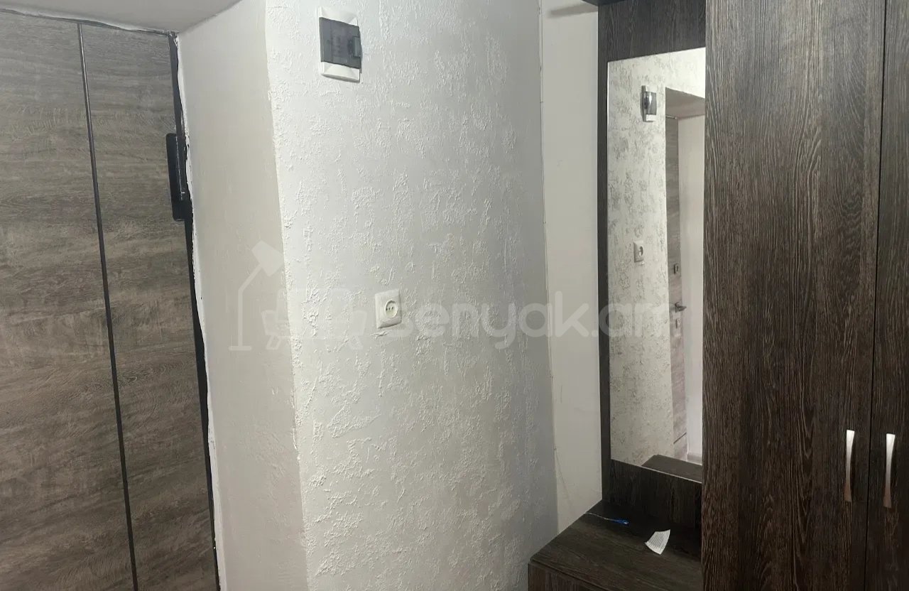 1 Սենյականոց Բնակարան Քարե Շենքում, 40քմ, 3/5 հարկ, Նորմալ Վիճակում, Կահավորված