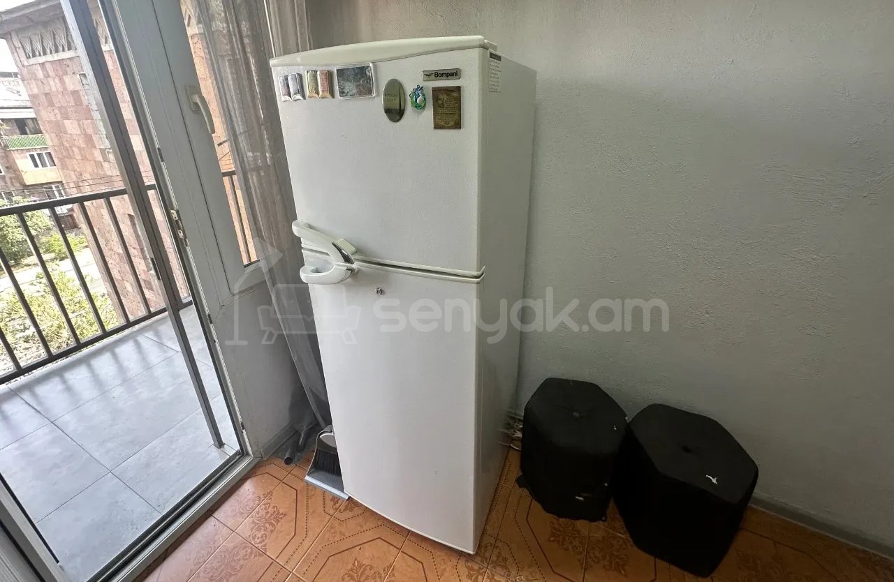 1 Սենյականոց Բնակարան Քարե Շենքում, 40քմ, 3/5 հարկ, Նորմալ Վիճակում, Կահավորված