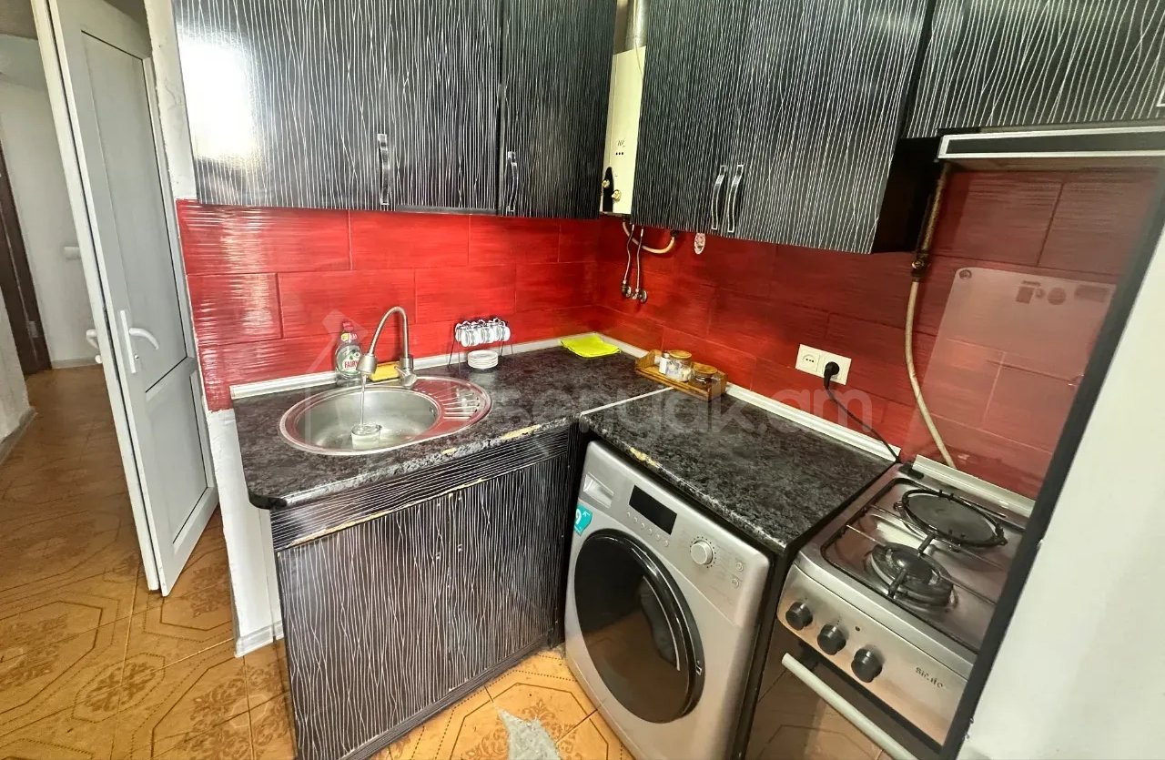 1 Սենյականոց Բնակարան Քարե Շենքում, 40քմ, 3/5 հարկ, Նորմալ Վիճակում, Կահավորված