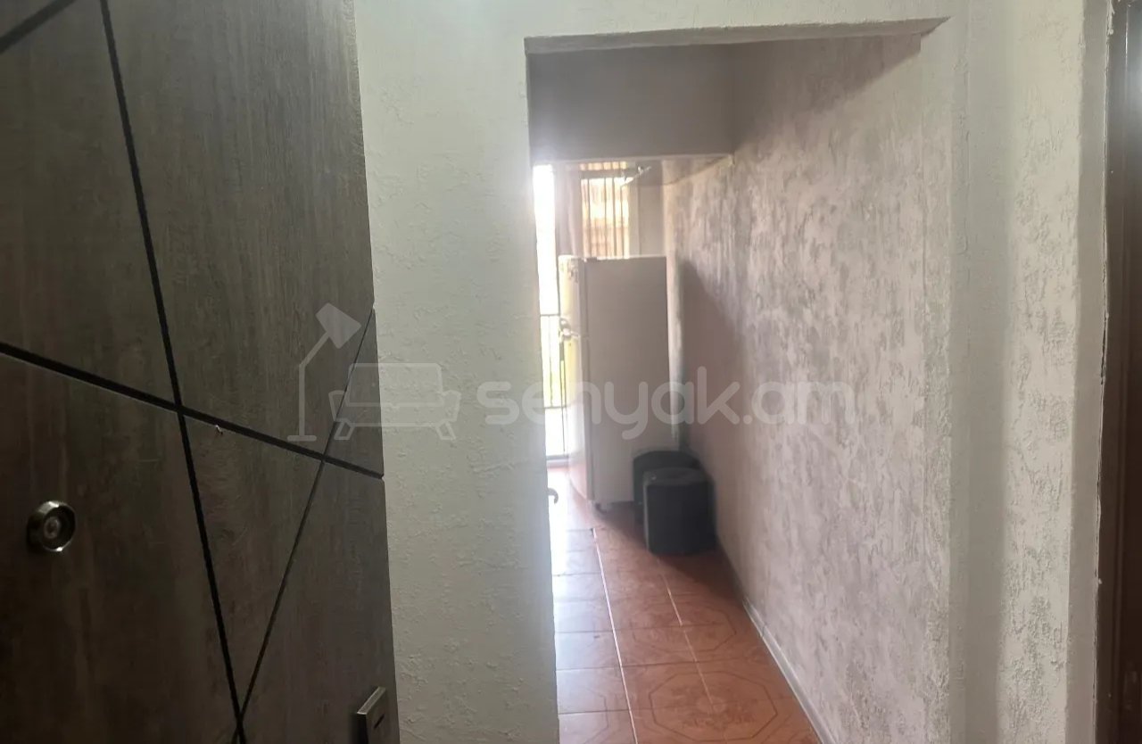 1 Սենյականոց Բնակարան Քարե Շենքում, 40քմ, 3/5 հարկ, Նորմալ Վիճակում, Կահավորված