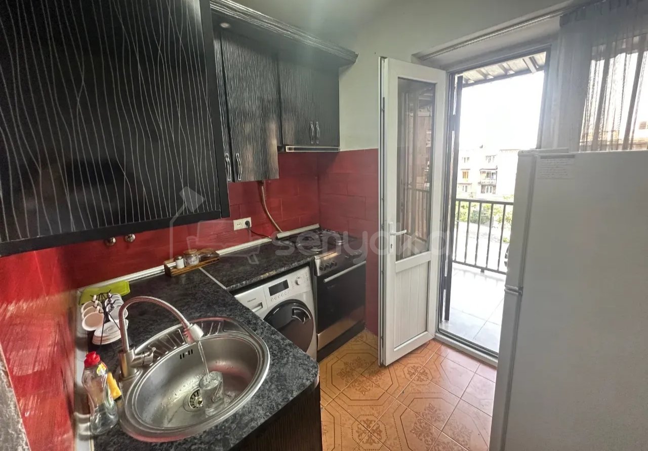 1 Սենյականոց Բնակարան Քարե Շենքում, 40քմ, 3/5 հարկ, Նորմալ Վիճակում, Կահավորված