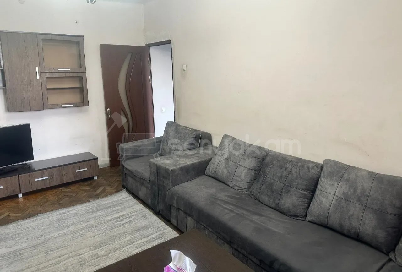 1 Սենյականոց Բնակարան Քարե Շենքում, 40քմ, 3/5 հարկ, Նորմալ Վիճակում, Կահավորված
