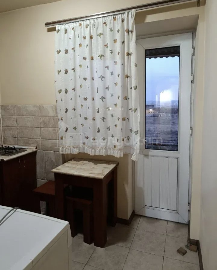 1 Սենյականոց Բնակարան Քարե Շենքում, 40քմ, 5/5 հարկ, Նորմալ Վիճակում, Կահավորված