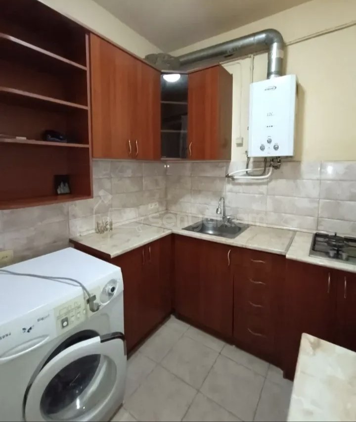 1 Սենյականոց Բնակարան Քարե Շենքում, 40քմ, 5/5 հարկ, Նորմալ Վիճակում, Կահավորված