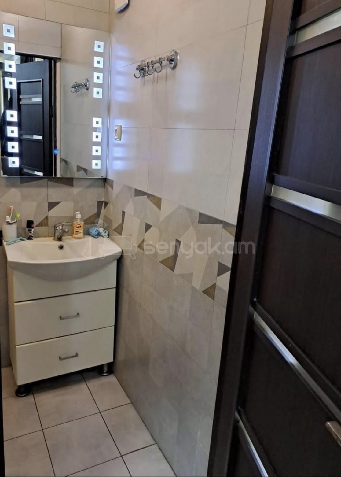 2 Սենյականոց Բնակարան Քարե Շենքում, 52քմ, 1/1 հարկ, Նորմալ Վիճակում, Կահավորված