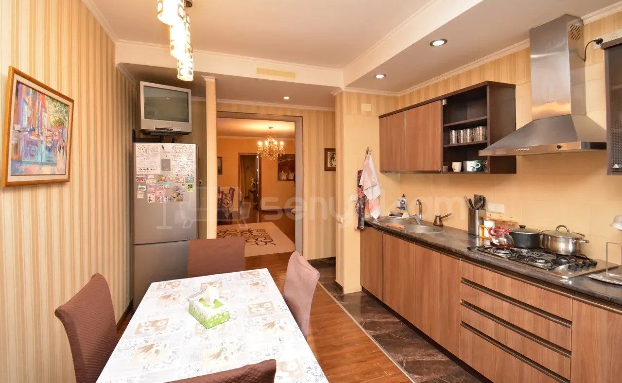 4 Սենյականոց Բնակարան Քարե Շենքում, 96քմ, 2/5 հարկ, Կապիտալ Վերանորոգված