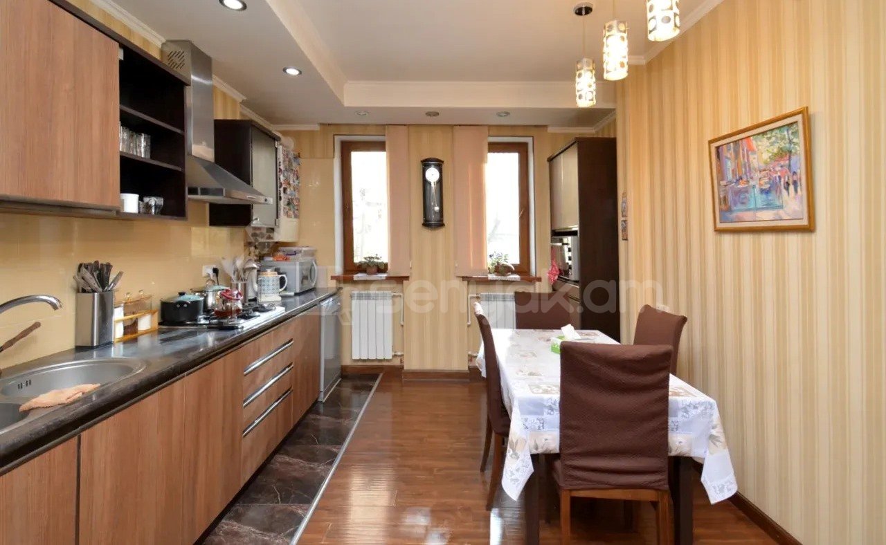 4 Սենյականոց Բնակարան Քարե Շենքում, 96քմ, 2/5 հարկ, Կապիտալ Վերանորոգված