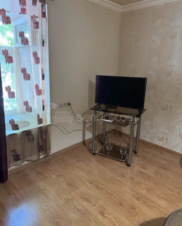 1 Սենյականոց Բնակարան Քարե Շենքում, 50քմ, 2/4 հարկ, Դիզայներական Վերանորոգված, Կահավորված