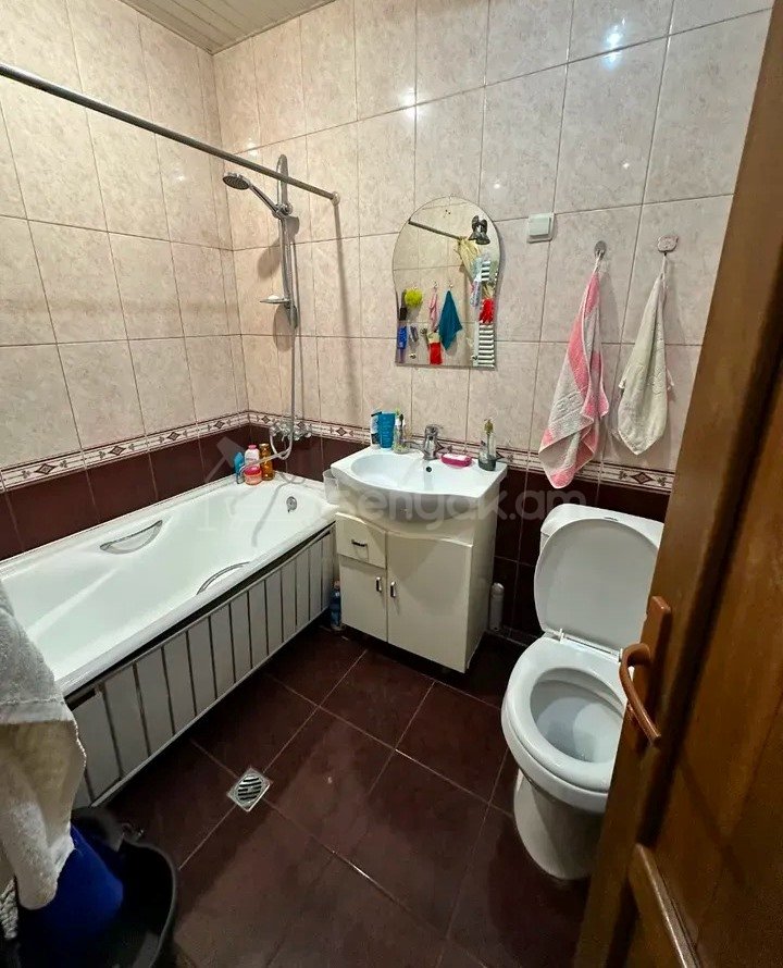 3 Սենյականոց Բնակարան Քարե Շենքում, 75քմ, 2/5 հարկ, Կոսմետիկ Վերանորոգված