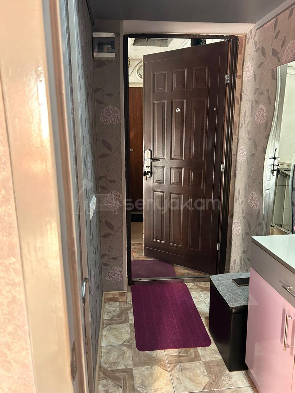 2 Սենյականոց Բնակարան Քարե Շենքում, 40քմ, 4/4 հարկ, Նորմալ Վիճակում