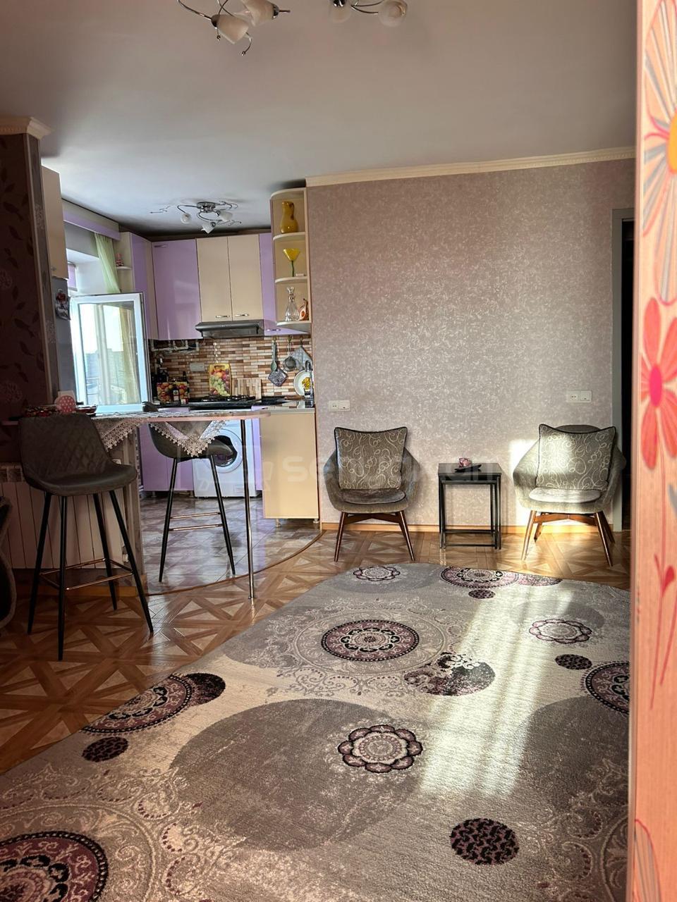 2 Սենյականոց Բնակարան Քարե Շենքում, 40քմ, 4/4 հարկ, Նորմալ Վիճակում