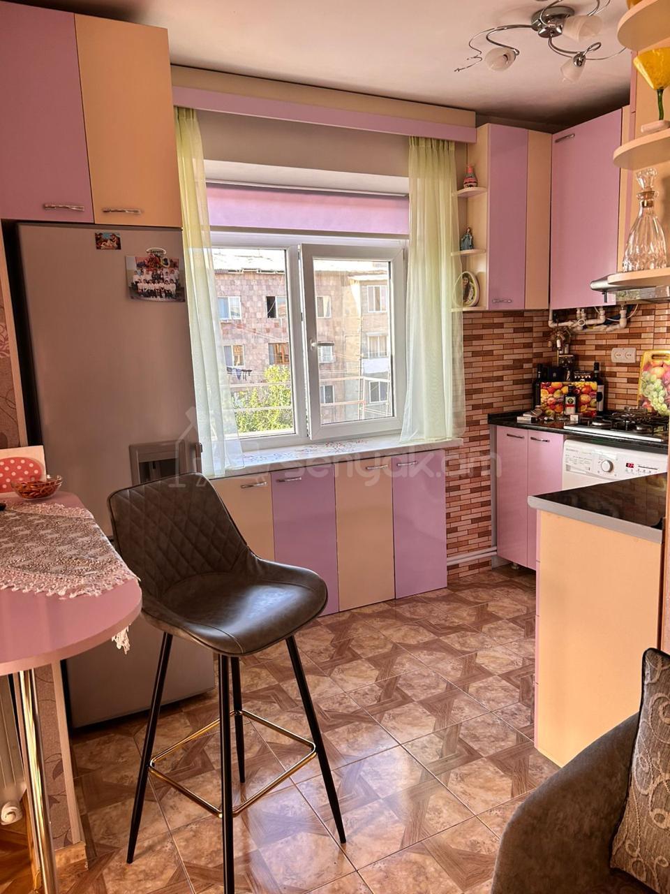 2 Սենյականոց Բնակարան Քարե Շենքում, 40քմ, 4/4 հարկ, Նորմալ Վիճակում