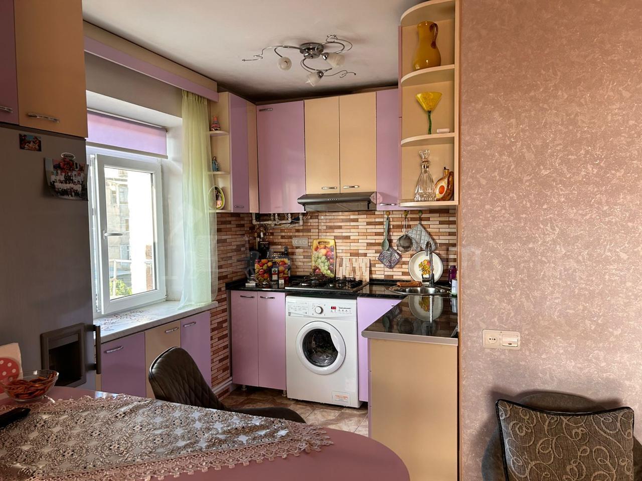 2 Սենյականոց Բնակարան Քարե Շենքում, 40քմ, 4/4 հարկ, Նորմալ Վիճակում