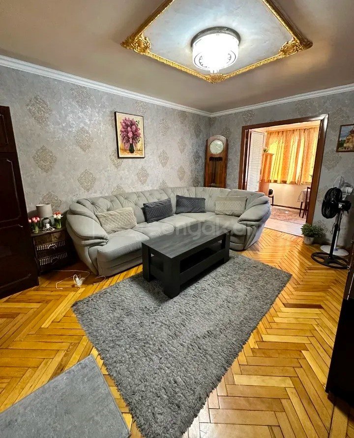 3 Սենյականոց Բնակարան Քարե Շենքում, 75քմ, 2/5 հարկ, Նորմալ Վիճակում