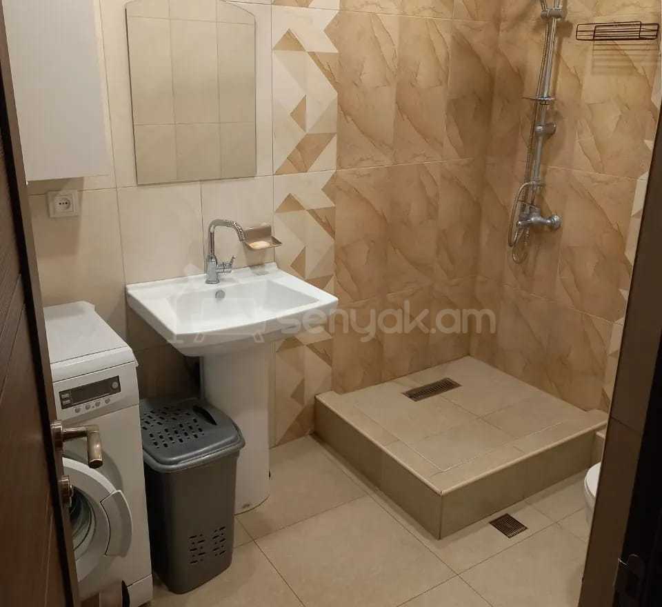 3 Սենյականոց Բնակարան Քարե Շենքում, 70քմ, 4/4 հարկ, Նորմալ Վիճակում