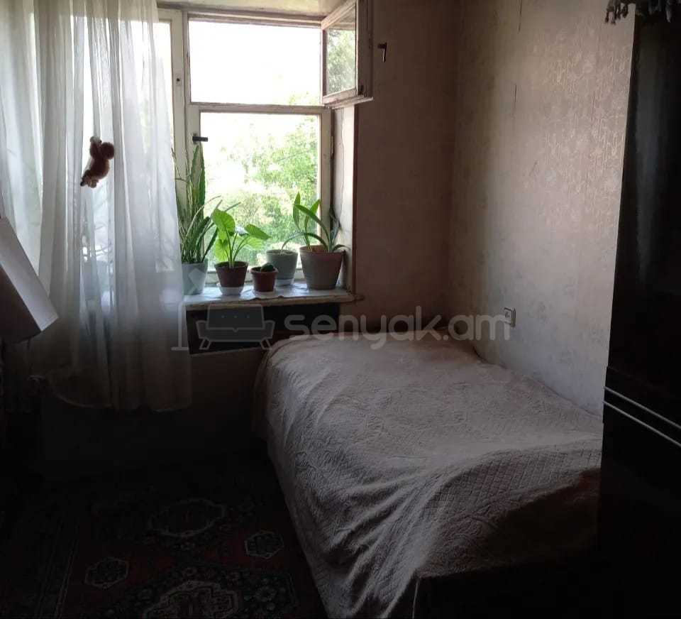 3 Սենյականոց Բնակարան Քարե Շենքում, 70քմ, 4/4 հարկ, Նորմալ Վիճակում