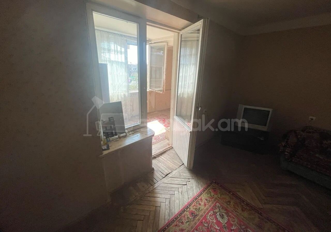 2 Սենյականոց Բնակարան Քարե Շենքում, 48քմ, 4/5 հարկ, Պետական Վիճակում