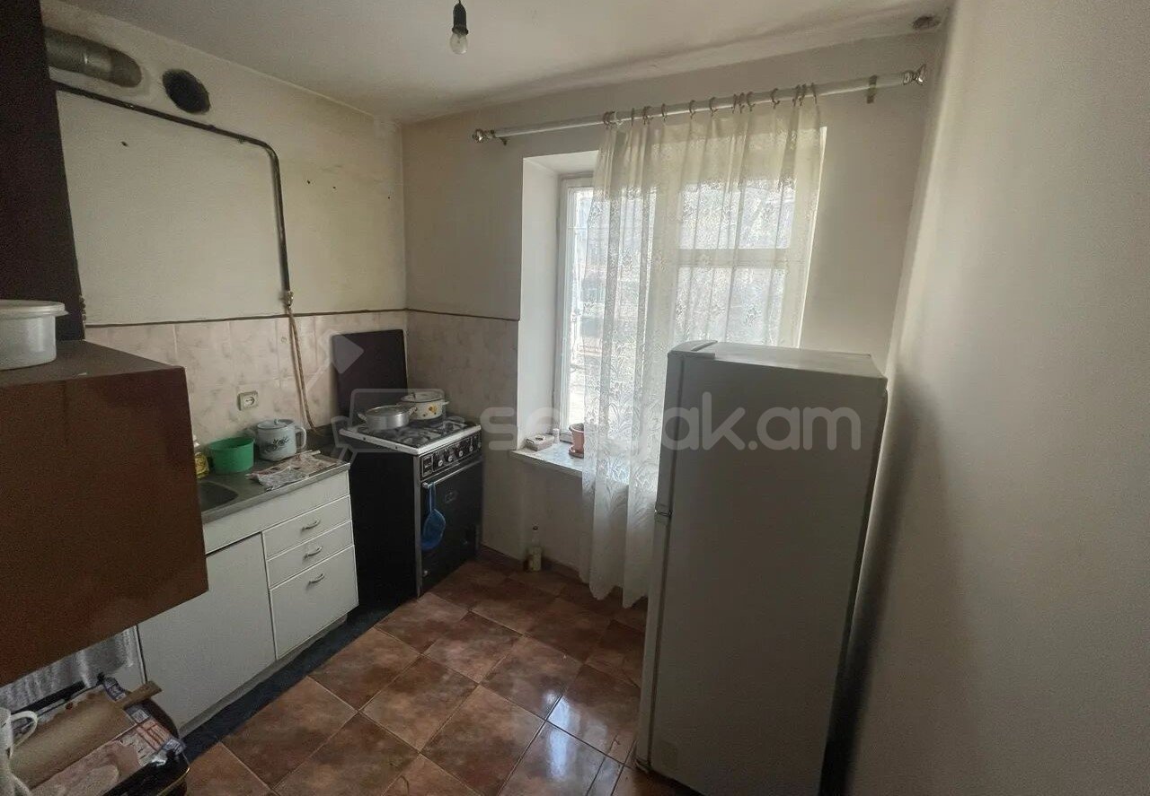 2 Սենյականոց Բնակարան Քարե Շենքում, 48քմ, 4/5 հարկ, Պետական Վիճակում