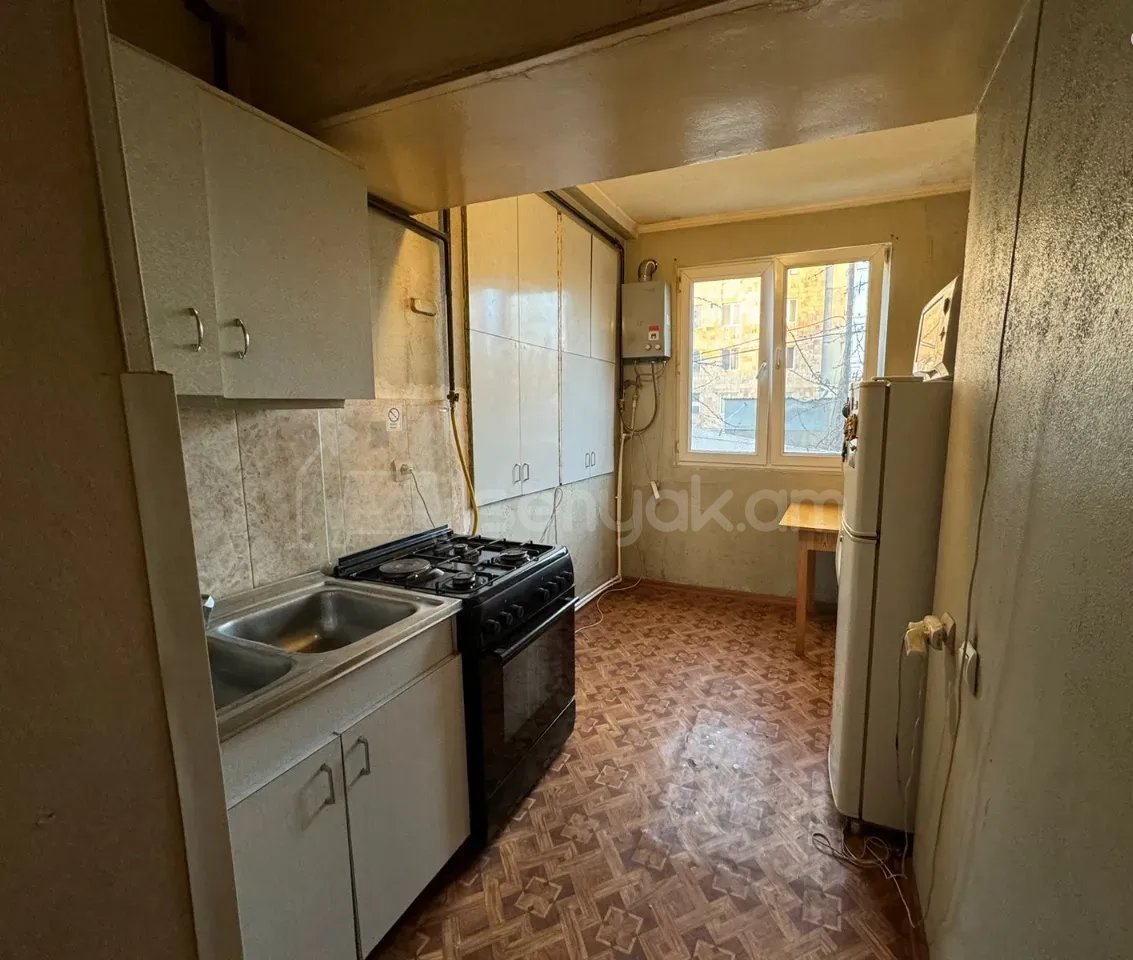 3 Սենյականոց Բնակարան Քարե Շենքում, 80քմ, 2/5 հարկ, Կոսմետիկ Վերանորոգված