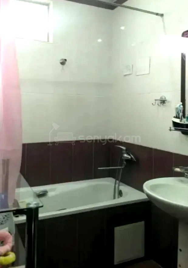 3 Սենյականոց Բնակարան Քարե Շենքում, 75քմ, 4/5 հարկ, Կոսմետիկ Վերանորոգված