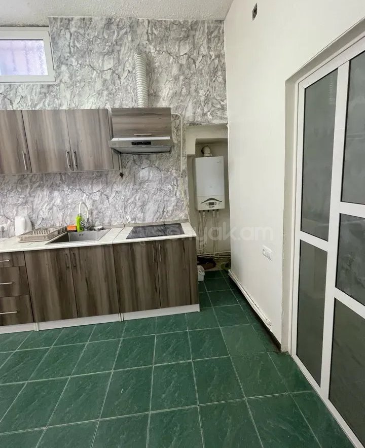 2 Սենյականոց Բնակարան Քարե Շենքում, 40քմ, 1/5 հարկ, Կապիտալ Վերանորոգված