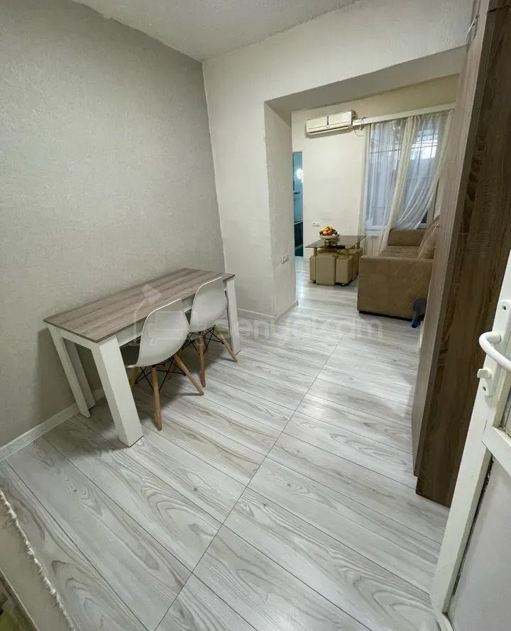 2 Սենյականոց Բնակարան Քարե Շենքում, 40քմ, 1/5 հարկ, Կապիտալ Վերանորոգված