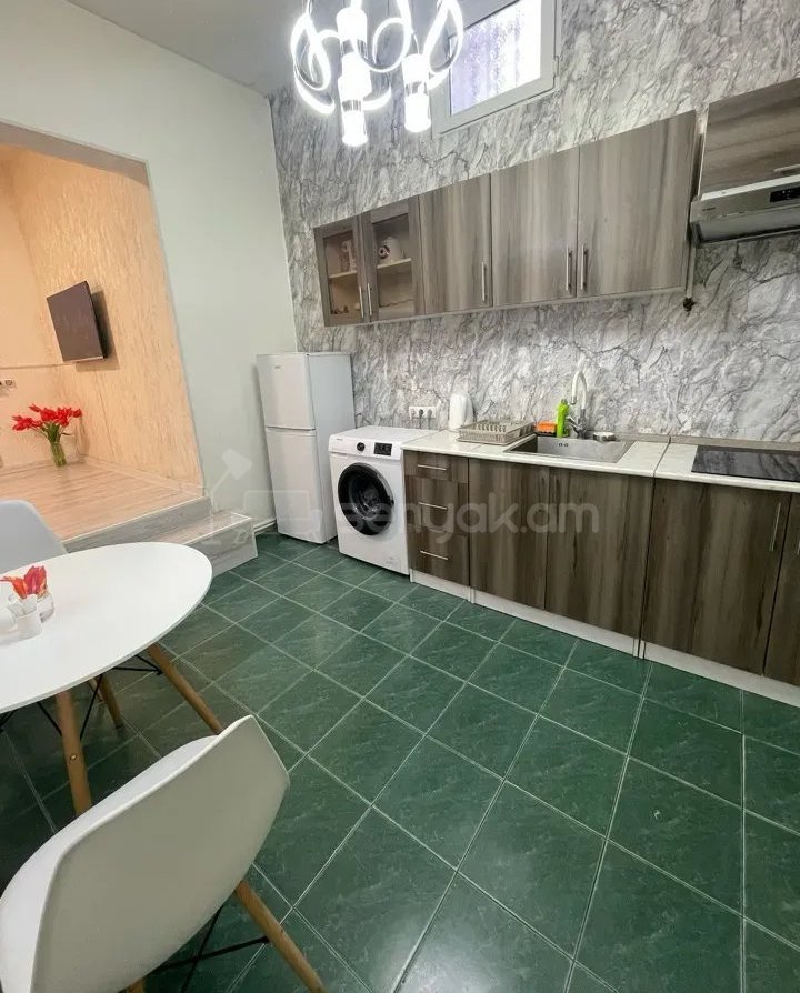 2 Սենյականոց Բնակարան Քարե Շենքում, 40քմ, 1/5 հարկ, Կապիտալ Վերանորոգված