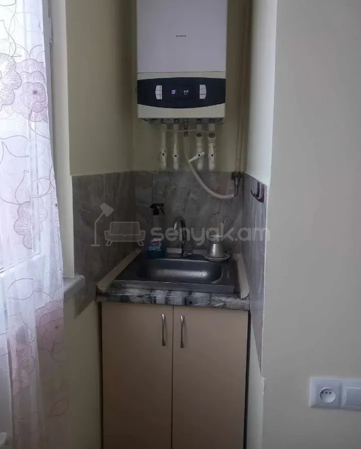 2 Սենյականոց Բնակարան Քարե Շենքում, 45քմ, 5/5 հարկ, Կապիտալ Վերանորոգված