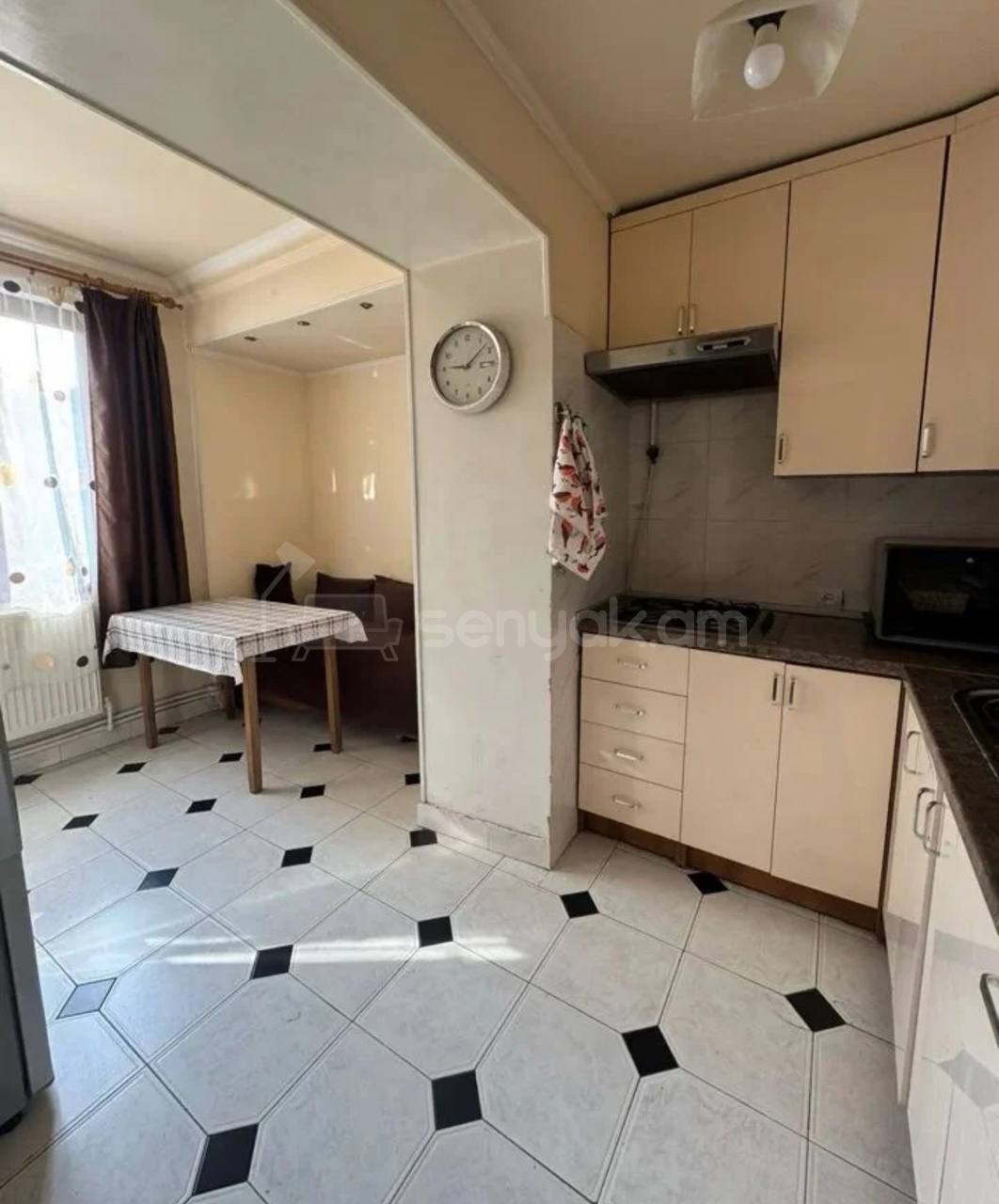 3 Սենյականոց Բնակարան Քարե Շենքում, 60քմ, 3/5 հարկ, Նորմալ Վիճակում, Կահավորված, Արևկող