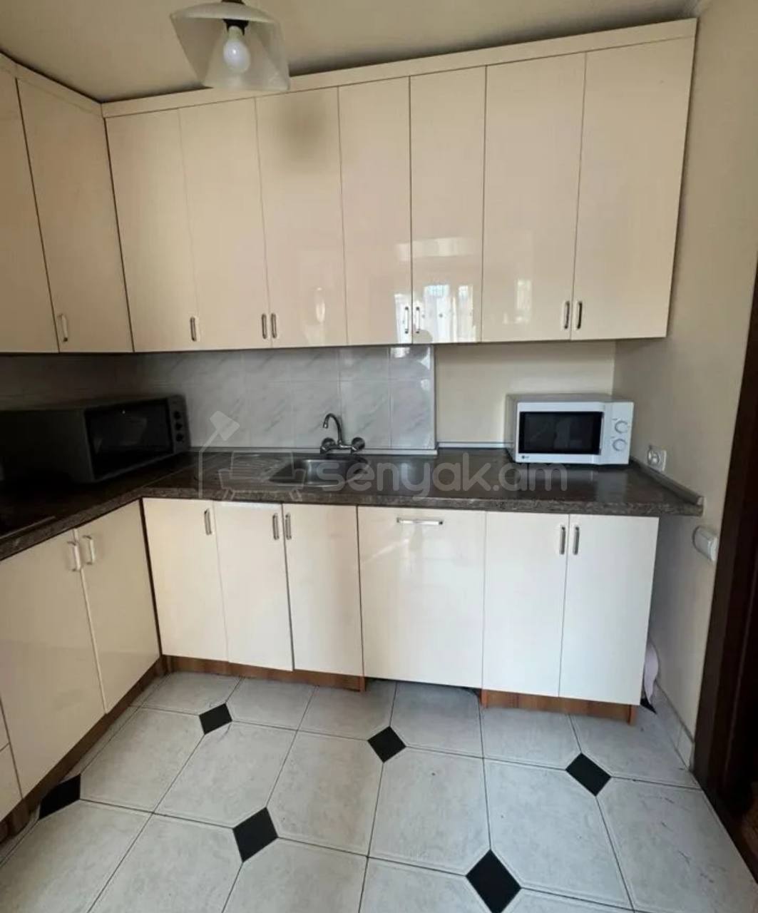 3 Սենյականոց Բնակարան Քարե Շենքում, 60քմ, 3/5 հարկ, Նորմալ Վիճակում, Կահավորված, Արևկող