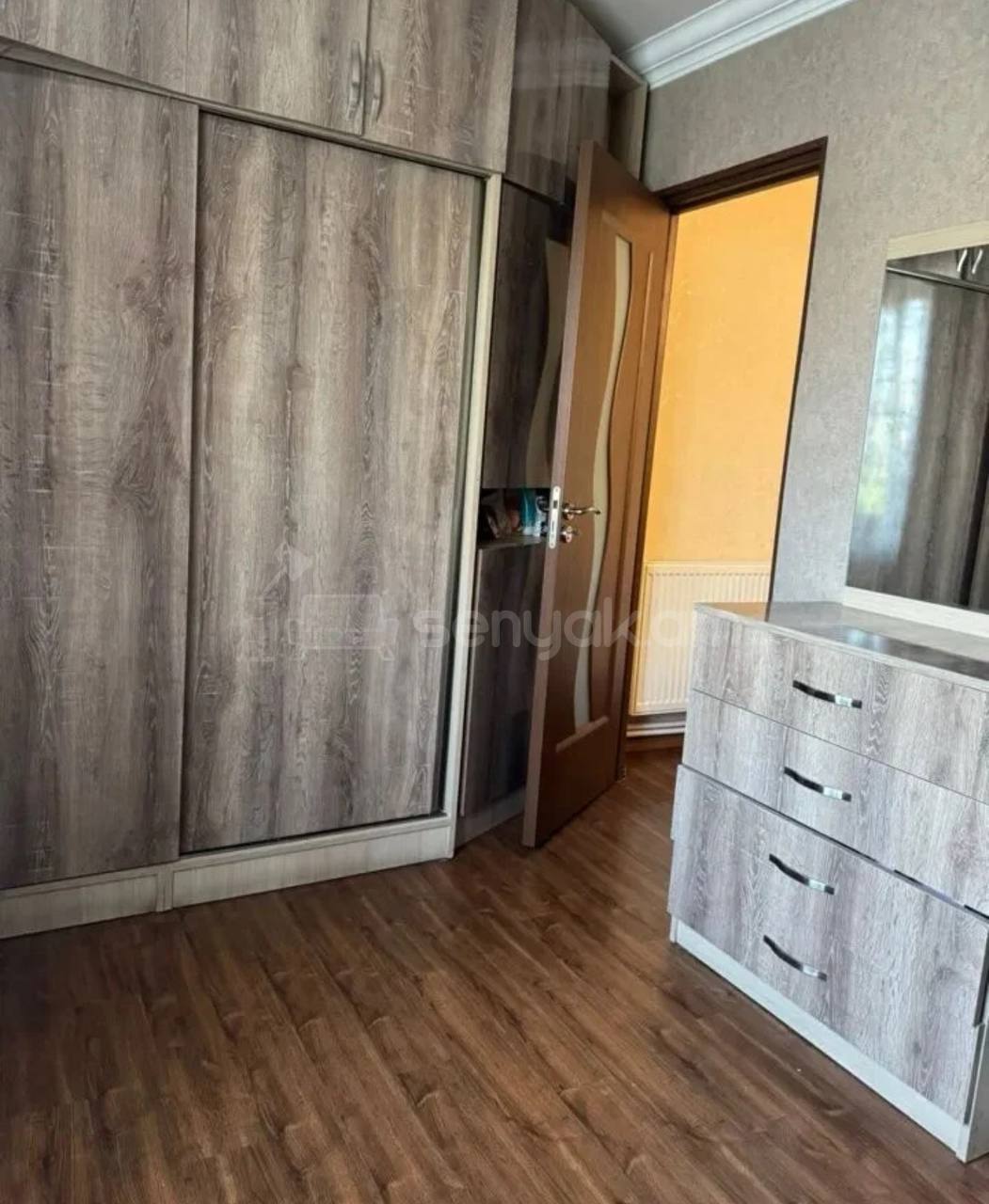 3 Սենյականոց Բնակարան Քարե Շենքում, 60քմ, 3/5 հարկ, Նորմալ Վիճակում, Կահավորված, Արևկող