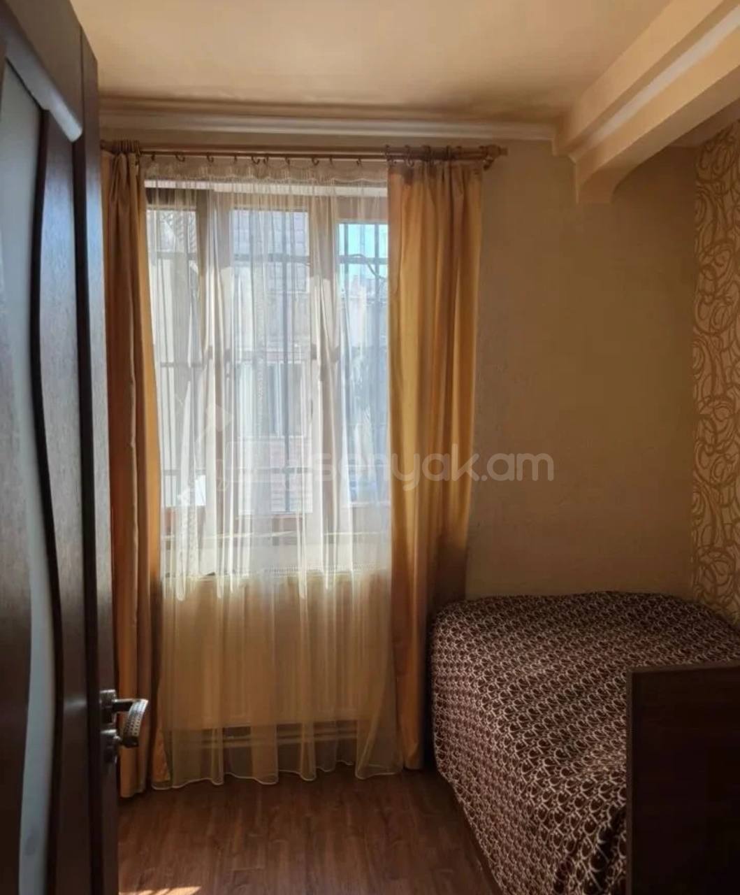 3 Սենյականոց Բնակարան Քարե Շենքում, 60քմ, 3/5 հարկ, Նորմալ Վիճակում, Կահավորված, Արևկող