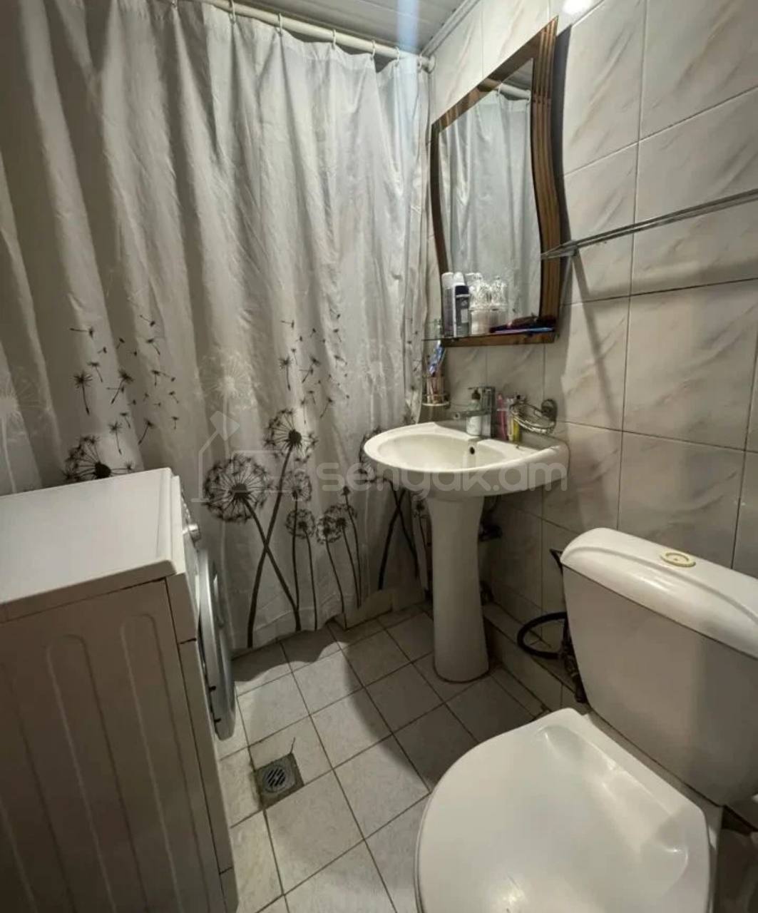 3 Սենյականոց Բնակարան Քարե Շենքում, 60քմ, 3/5 հարկ, Նորմալ Վիճակում, Կահավորված, Արևկող