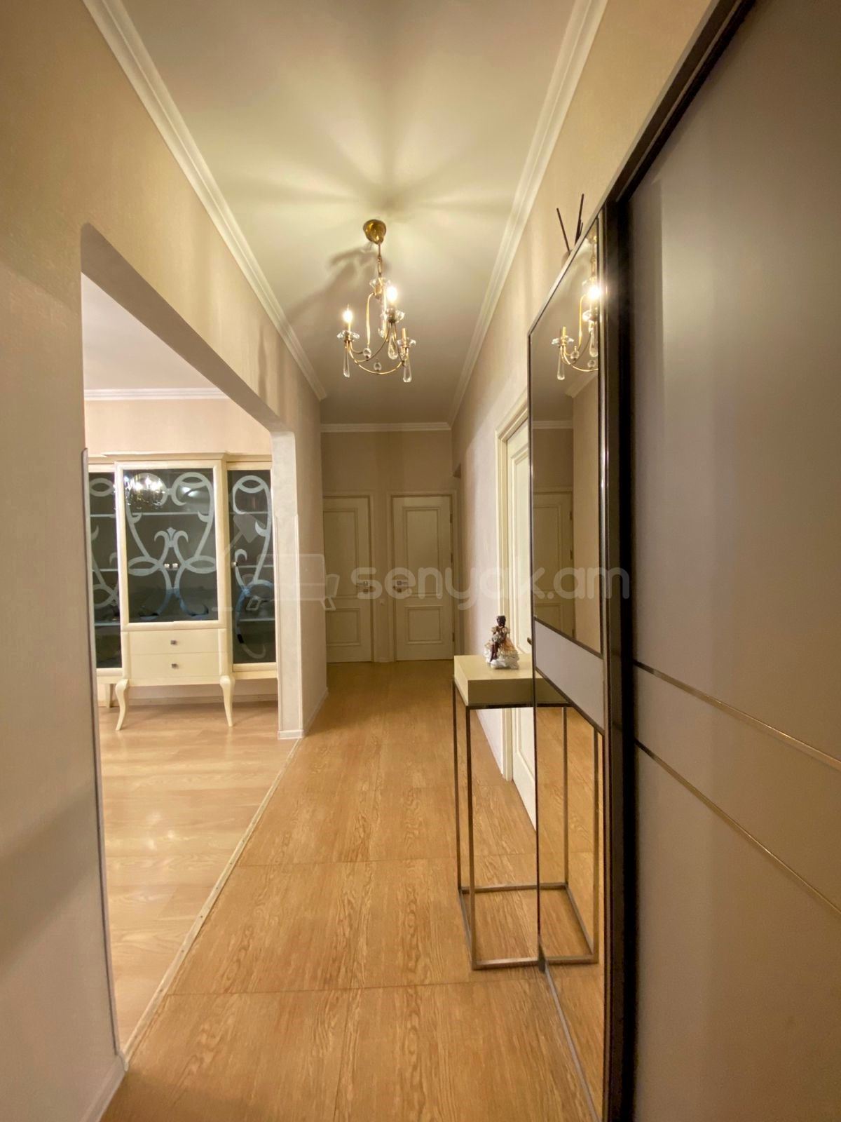 4 Սենյականոց Բնակարան Քարե Շենքում, 105քմ, 5/5 հարկ, Դիզայներական Վերանորոգված, Կահավորված