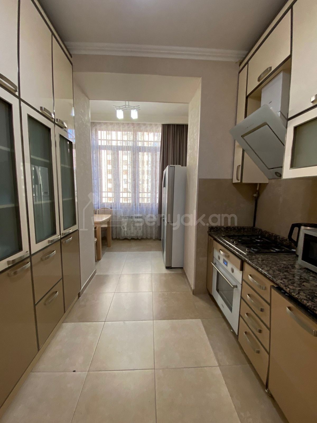 4 Սենյականոց Բնակարան Քարե Շենքում, 105քմ, 5/5 հարկ, Դիզայներական Վերանորոգված, Կահավորված