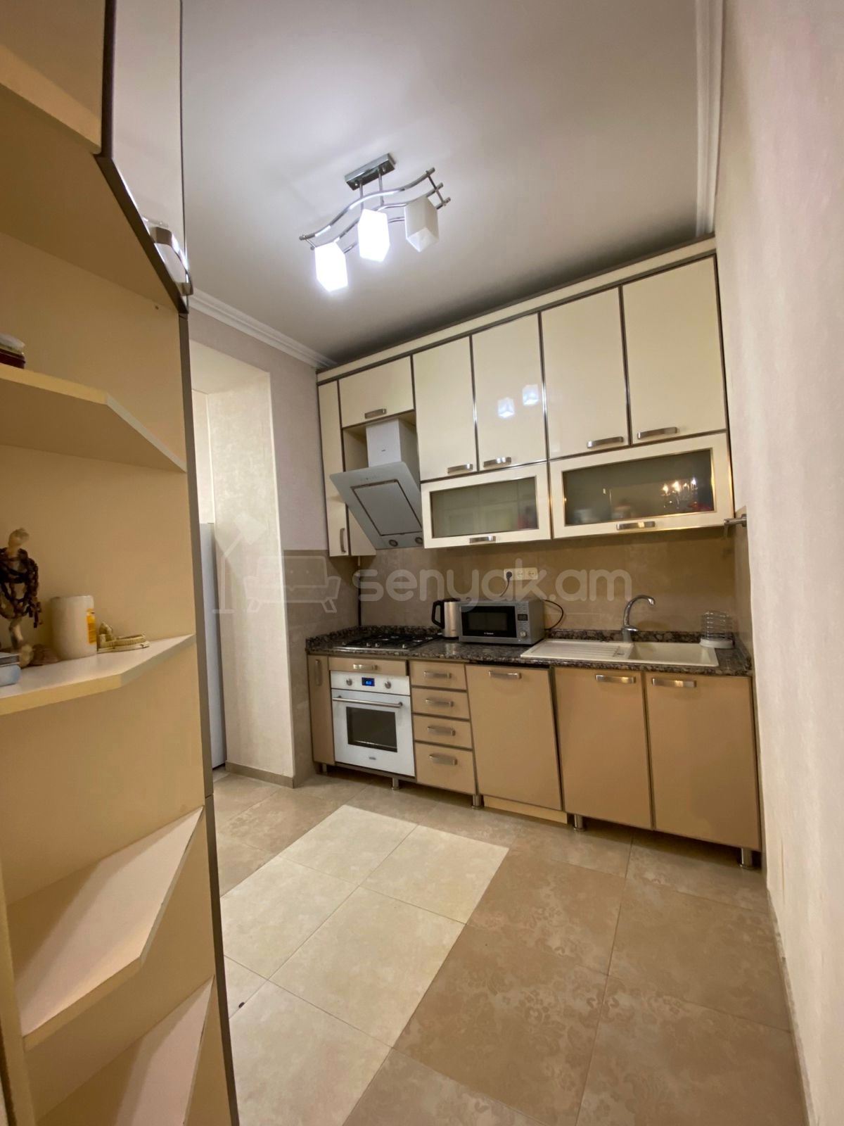 4 Սենյականոց Բնակարան Քարե Շենքում, 105քմ, 5/5 հարկ, Դիզայներական Վերանորոգված, Կահավորված