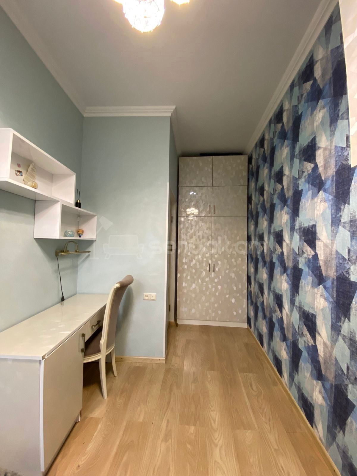 4 Սենյականոց Բնակարան Քարե Շենքում, 105քմ, 5/5 հարկ, Դիզայներական Վերանորոգված, Կահավորված