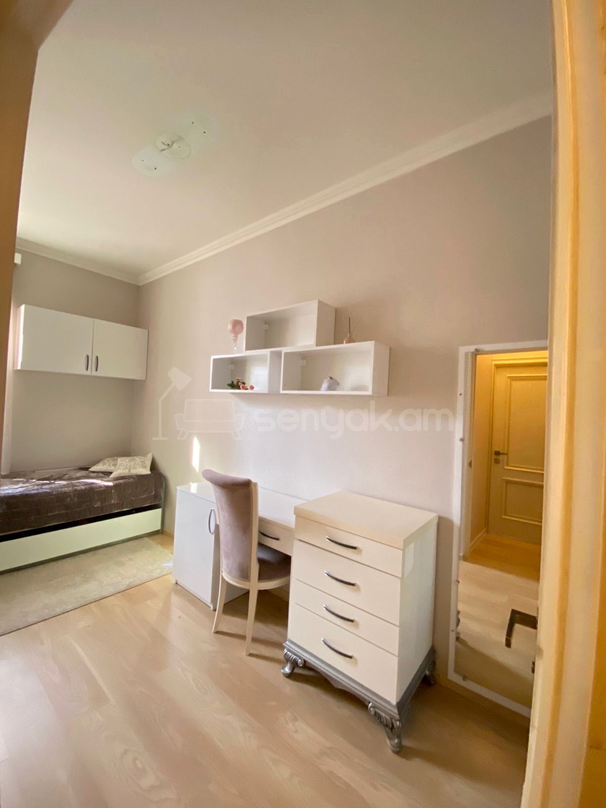 4 Սենյականոց Բնակարան Քարե Շենքում, 105քմ, 5/5 հարկ, Դիզայներական Վերանորոգված, Կահավորված