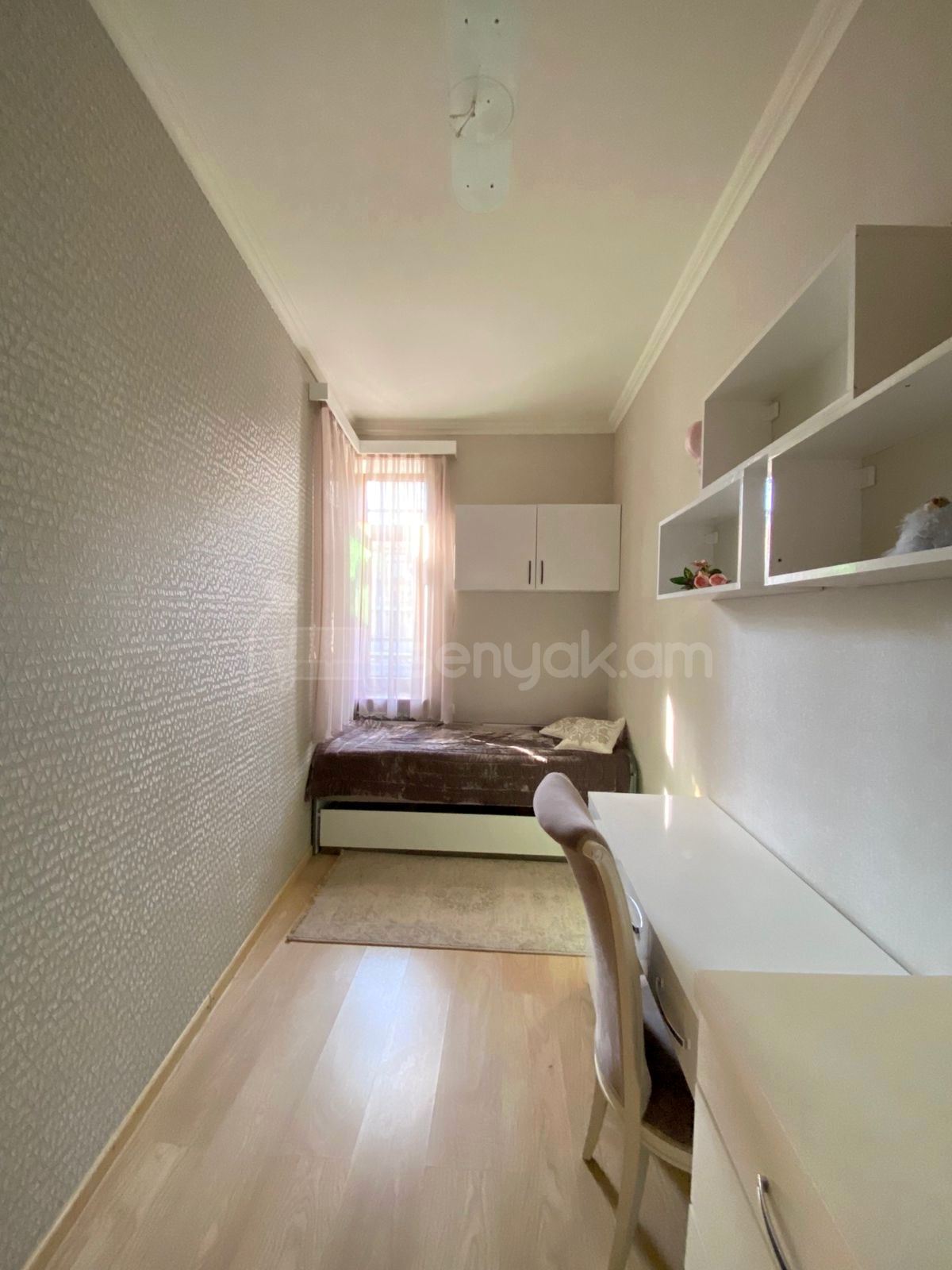 4 Սենյականոց Բնակարան Քարե Շենքում, 105քմ, 5/5 հարկ, Դիզայներական Վերանորոգված, Կահավորված