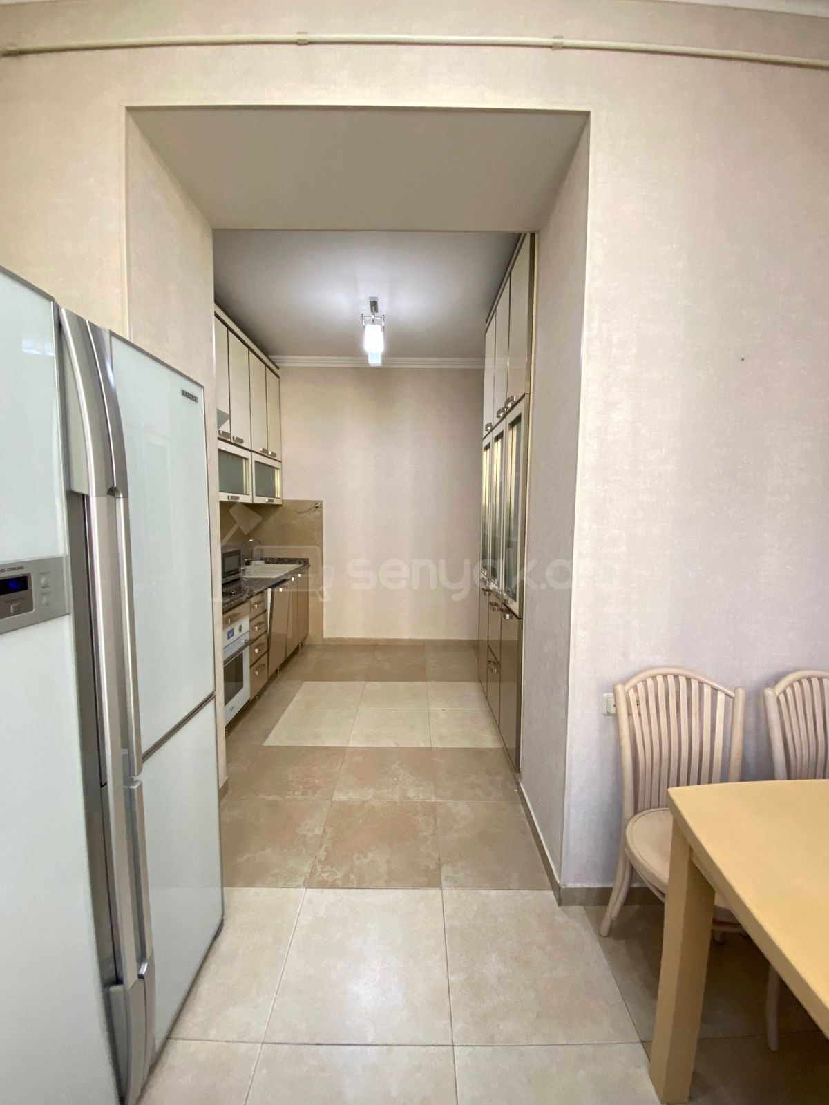 4 Սենյականոց Բնակարան Քարե Շենքում, 105քմ, 5/5 հարկ, Դիզայներական Վերանորոգված, Կահավորված